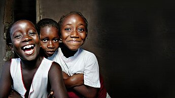 Schenken Sie Kindern weltweit Hoffnung und übernehmen Sie eine Geschenkpatenschaft. Schenken Sie Kindern weltweit Hoffnung und übernehmen Sie eine Geschenkpatenschaft.