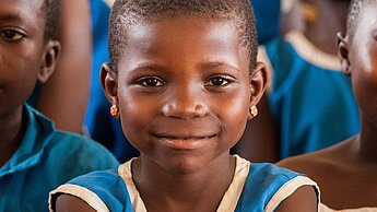 Jedes Kind hat ein Recht auf Bildung, auch die Kinder in Kamerun. Helfen Sie mit einer Patenschaft.